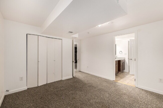 Building Photo - "Charming 3-Bed, 2-Bath Haven in Englewood – 1,499 Sq Ft of Comfort!"