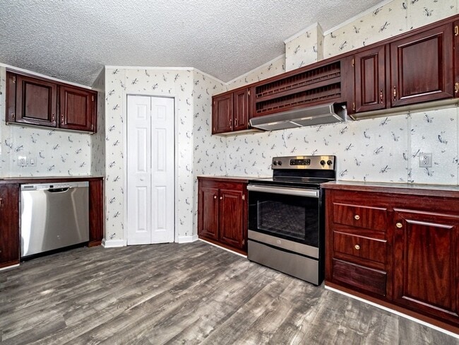 Building Photo - Explore our recently upgraded 3 bedroom 2 bath home