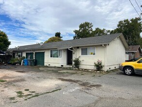 Building Photo - 915 Aston Ave