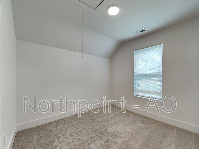 Building Photo - 513 Craven St