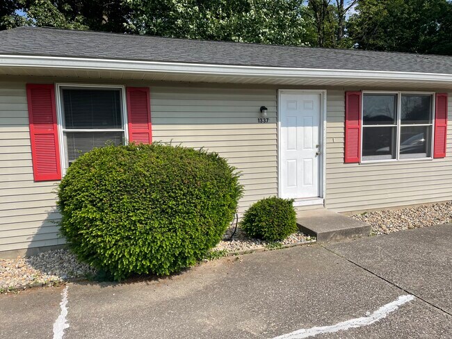 Primary Photo - 1337 S Hickory Grove Ln