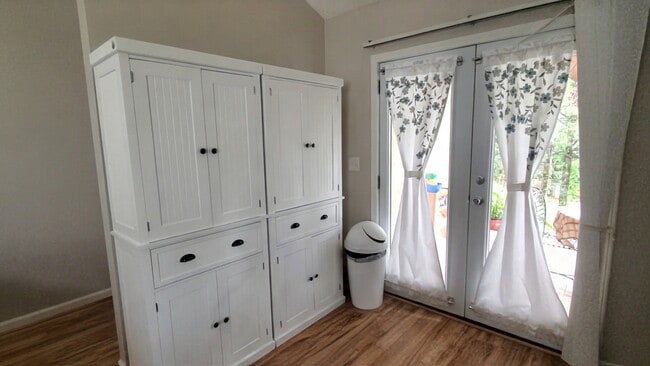 Building Photo - 401 Redwood Trail