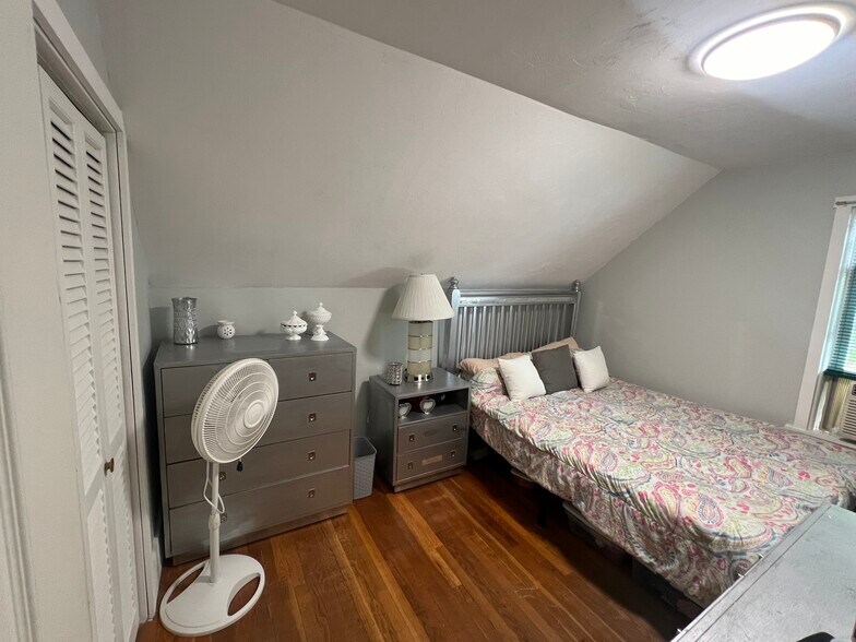 Bedroom 2 - 203 Hall St
