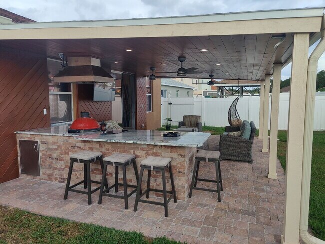 Building Photo - Spacious 3-Bedroom Home with 2 Full Baths in Charming Mulberry Home with Outdoor Kitchen!