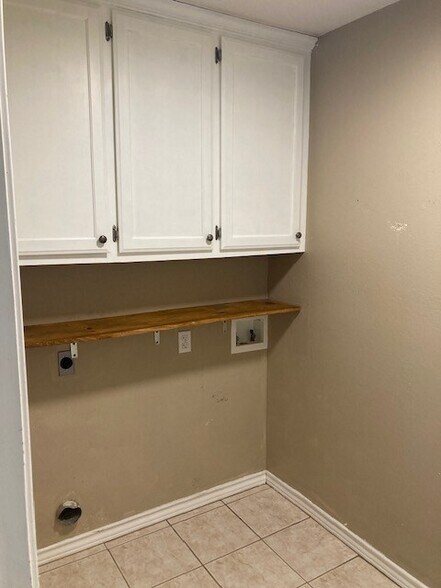 Building Photo - 6017 Summerwood Ln