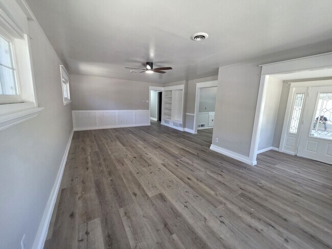 Building Photo - Spacious 3-Bedroom Home in Prime Irving Lo...