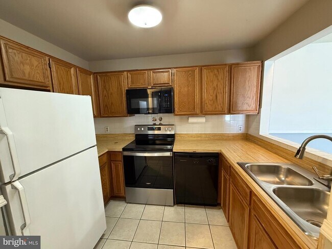 Building Photo - 102 Piccadilly Ln