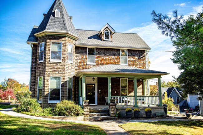 Building Photo - Rolling Rd