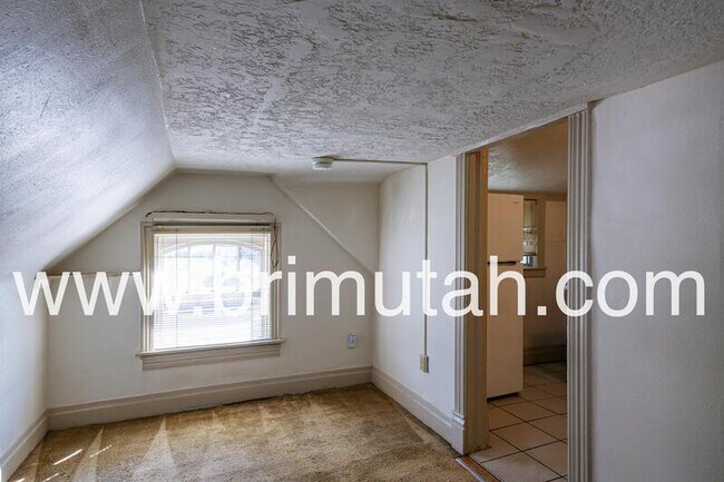 Building Photo - 368 S University St
