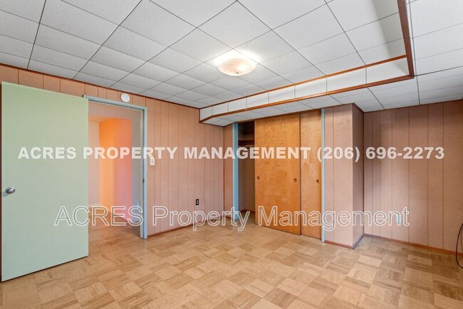 Building Photo - 7617 S Lakeridge Dr