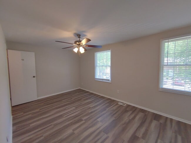 Building Photo - Charming 3 Bdrm/2 Bath Townhome - Available Now!