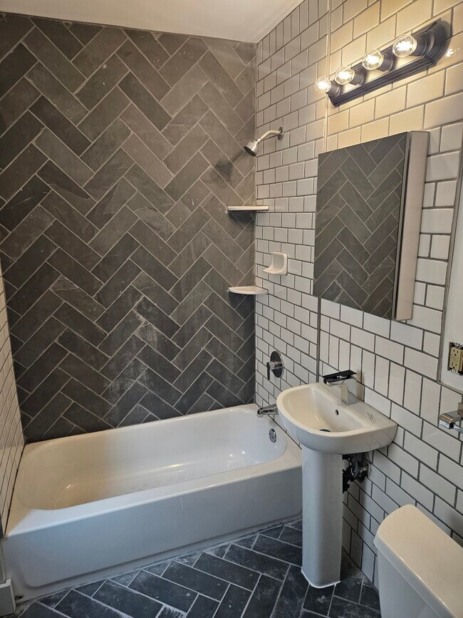 Building Photo - 1331 6th St NE