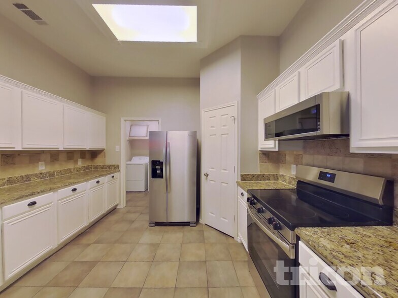 Building Photo - 834 San Jacinto Dr