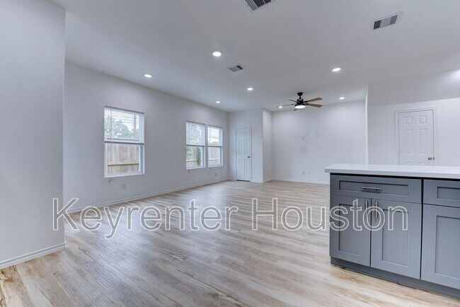 Building Photo - 8203 Woodlyn Rd