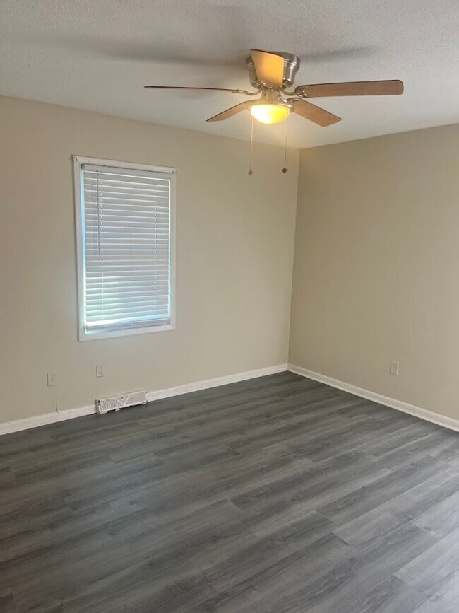 Building Photo - Available now. Freshly-painted 4 BR/1.5 BA Home on Big Lot in the Heart of James Island!