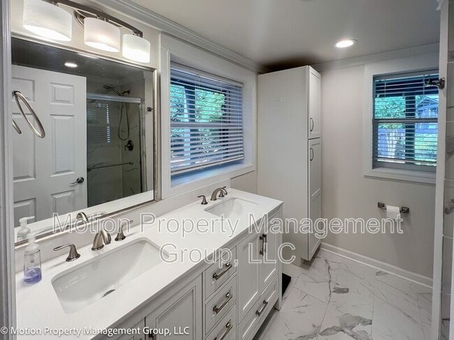 Building Photo - 123 N Palisades Dr