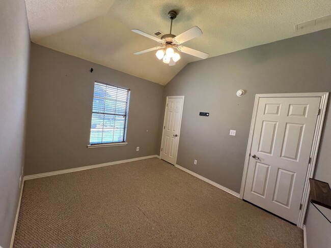 Building Photo - 3 Bed 2 Bath House Right down the road from Northridge Middle School.