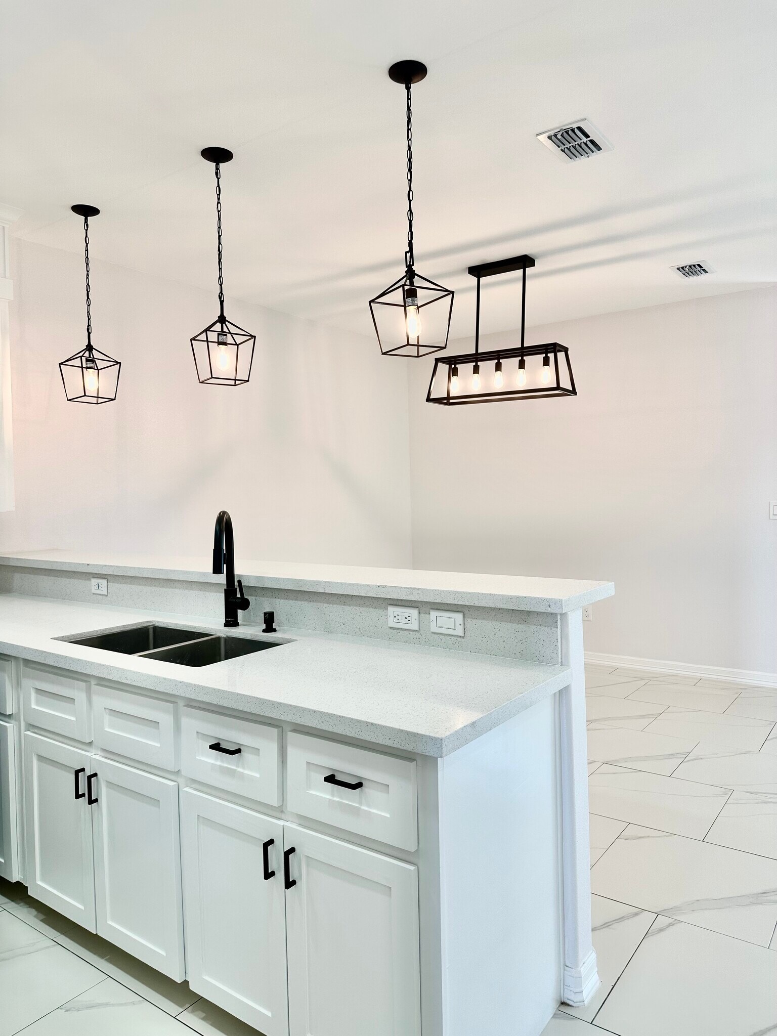 Building Photo - 1006 Escondido Ln E