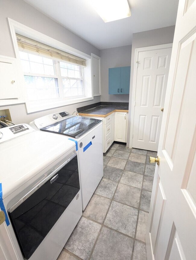 Building Photo - Beautifully maintained townhouse in establ...