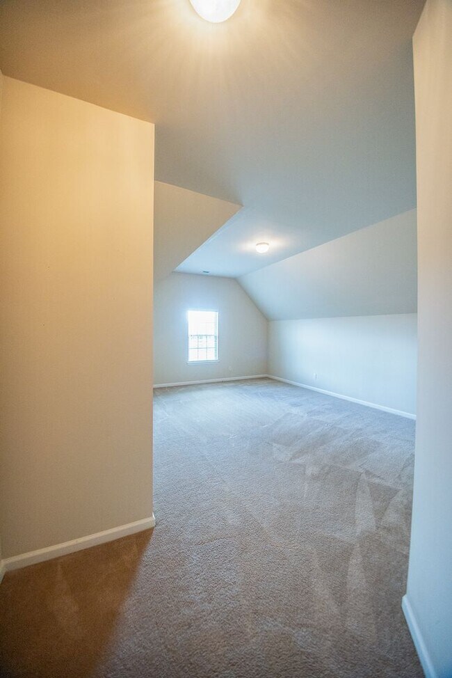 Building Photo - Beautiful home available today!