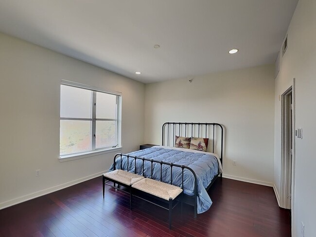 Building Photo - Attractive, fully furnished Arthouse condo — READY NOW!