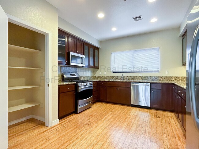 Building Photo - 203 Palisade Dr
