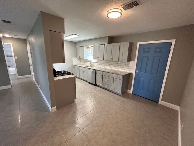 Building Photo - *COMING SOON* Open-Concept 3BD/2BA with Cozy Fireplace & Modern Stainless Kitchen!