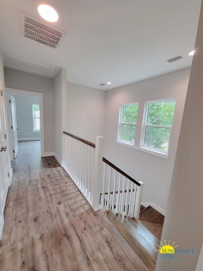 Building Photo - Stunning 3 Bedroom Home in SRB!