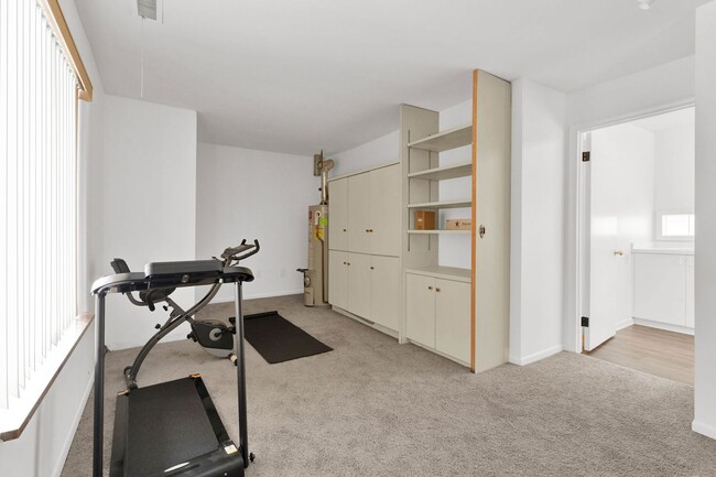 Building Photo - 3BD ROOM RANCH - PRIVATE LOT - FURNISHED -...