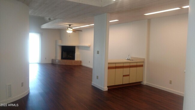 8. Wet bar in lounge, dining area - 33 W Missouri Ave