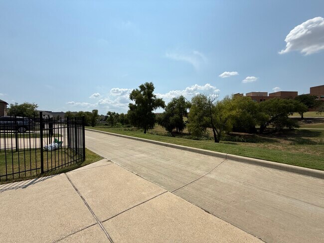 Building Photo - 620 Courtyard Ln
