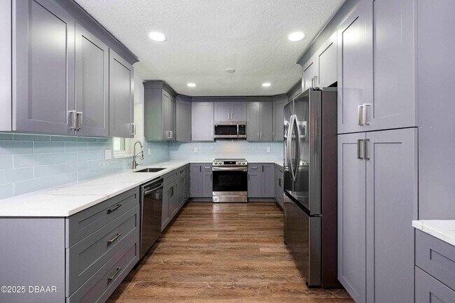 Building Photo - 6118 Del Rio Dr