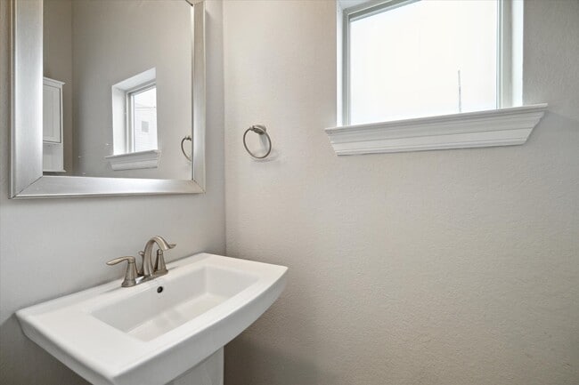 Building Photo - 430 N Live Oak St