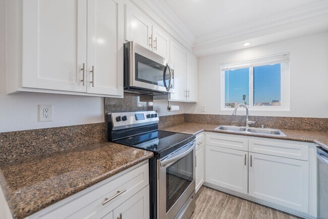 Building Photo - 730 Esplanade