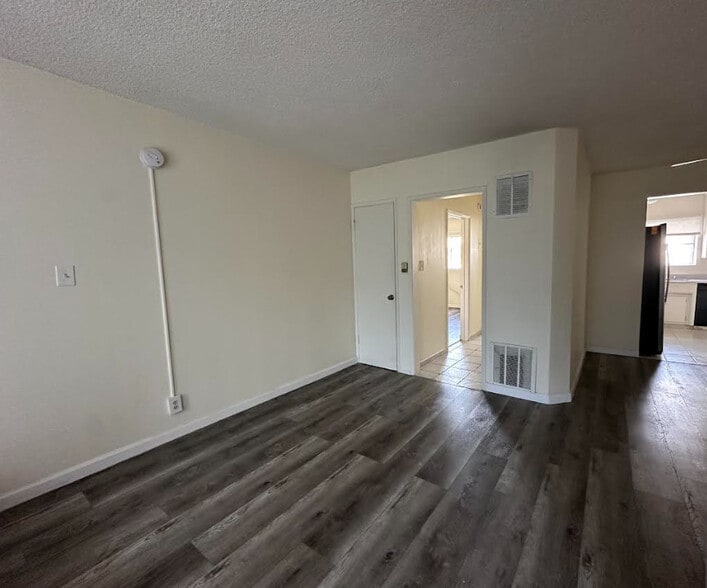 Building Photo - Sycamore Terrace