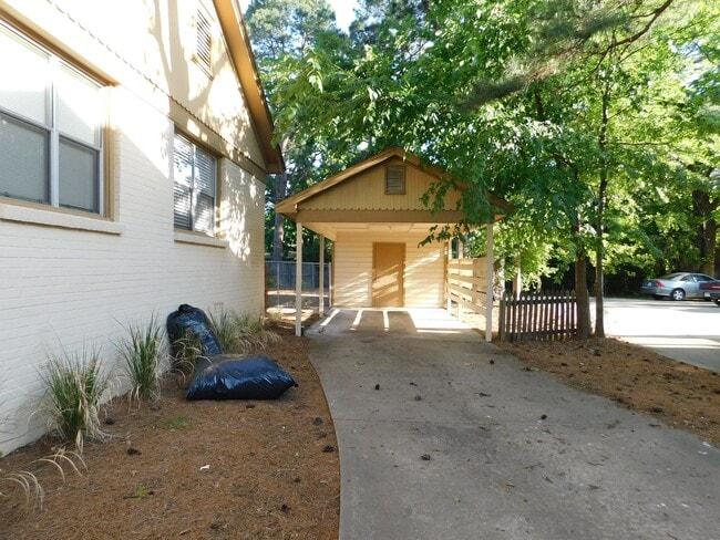 Building Photo - 2 Bed 1.5 Bath Duplex near downtown