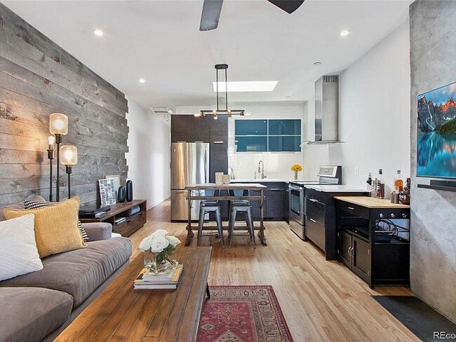 Building Photo - In the Heart of Highlands 2 Bedroom 1 Bath Row Home!