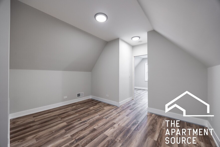 Building Photo - 2937 N Ashland Ave