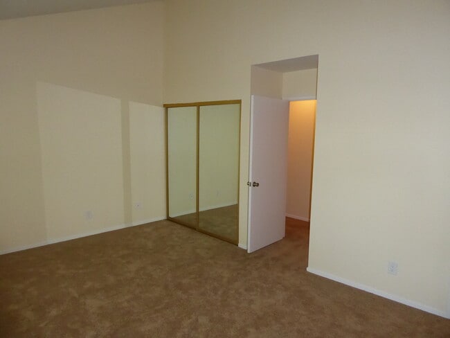 Building Photo - 5B Oak Crest Court