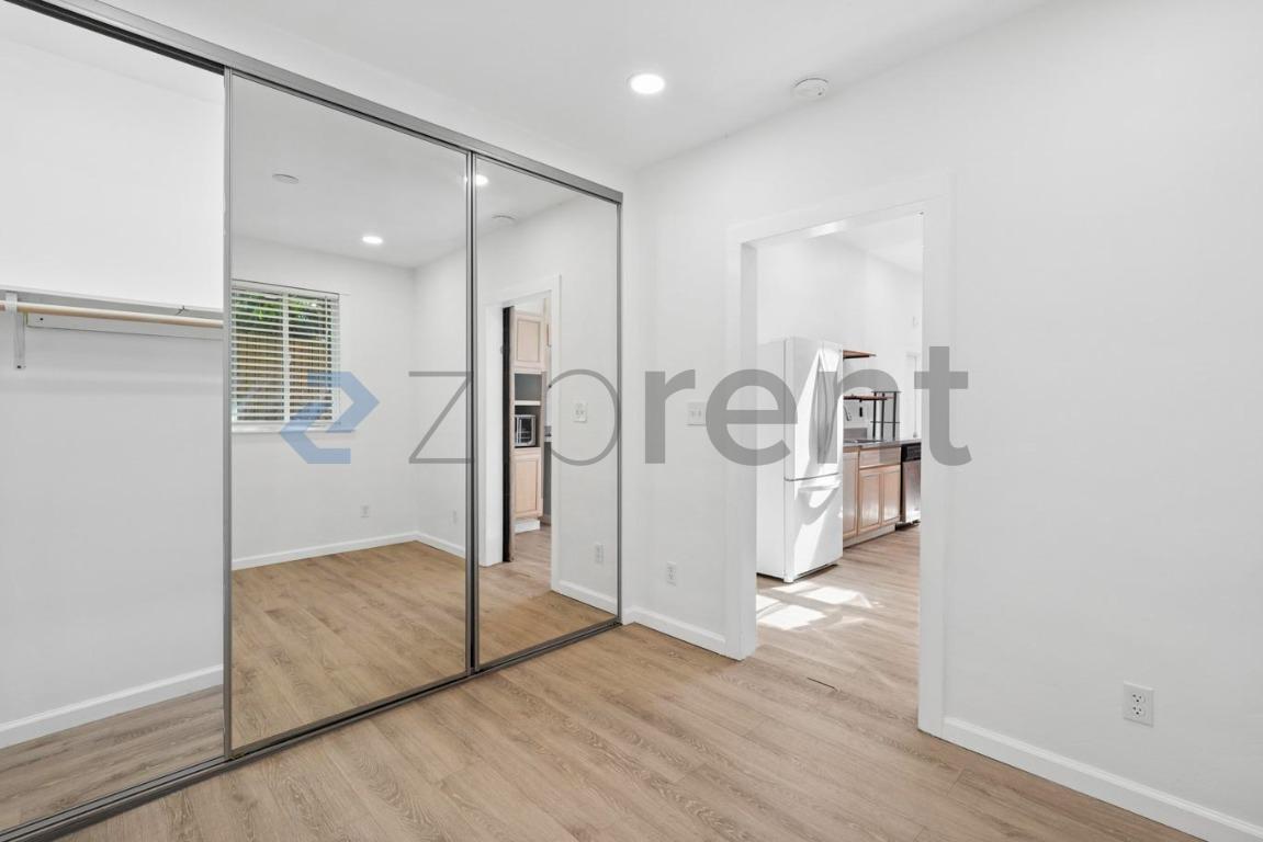 Building Photo - Unit B