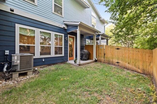 Building Photo - 8922 Menchaca Rd