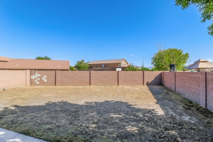 Building Photo - 11333 W Buchanan St