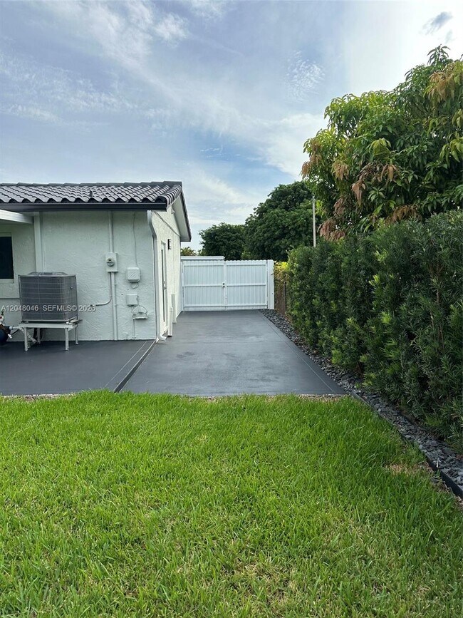 Building Photo - 10790 SW 66th Dr