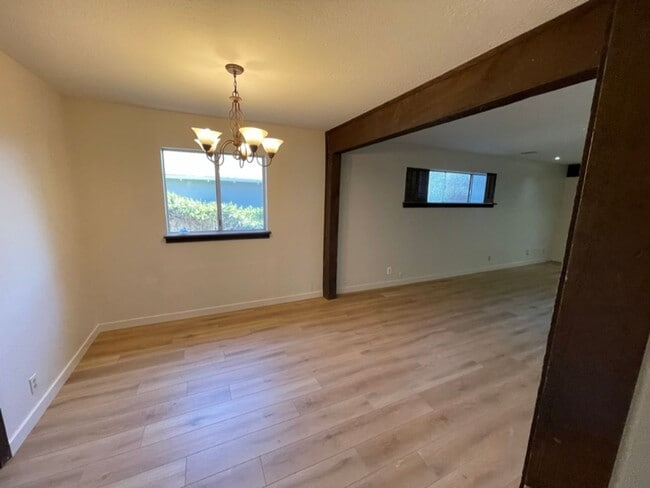Building Photo - 3BD 1 BA Home in San Carlos with large bac...