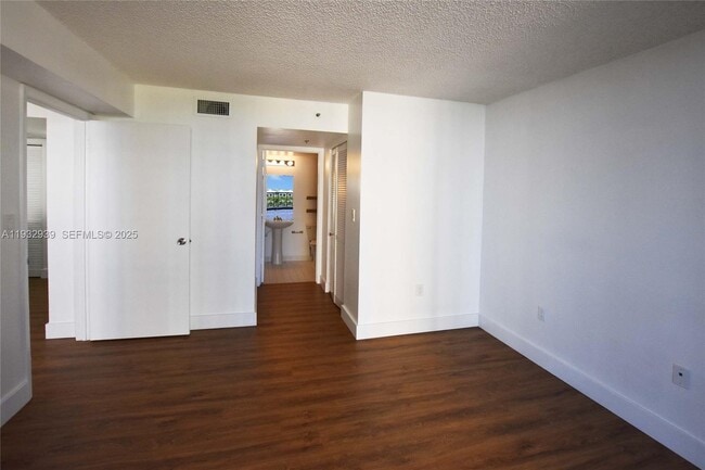 Building Photo - 540 Brickell Key Dr