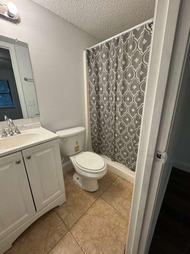 Building Photo - 605 Ixoria Ave