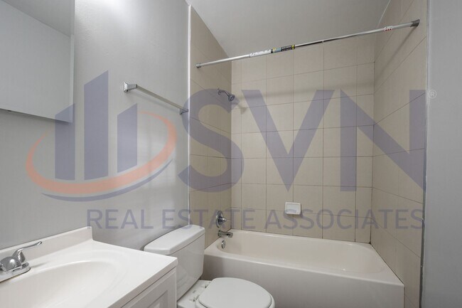 Building Photo - Refreshed 3 Bedroom / 2.5 Bath Ranch Style Home in Parkwood Neighborhood!