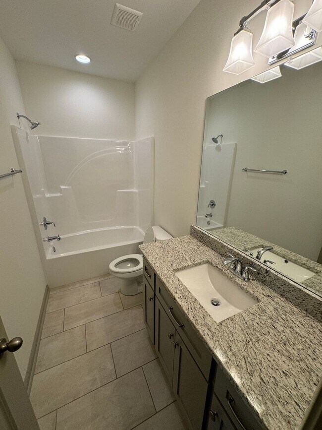 Building Photo - 3B/2B Home Available August 2026!