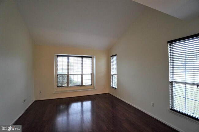 Building Photo - 458 Country Club Dr