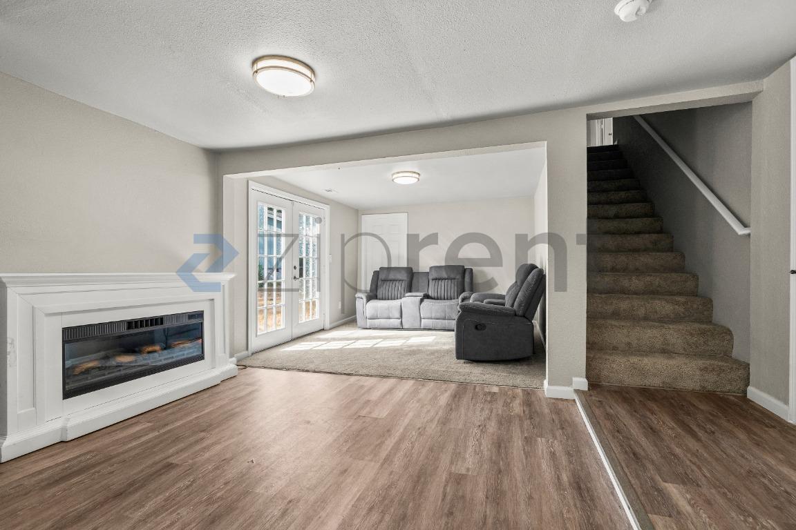 Building Photo - Unit B